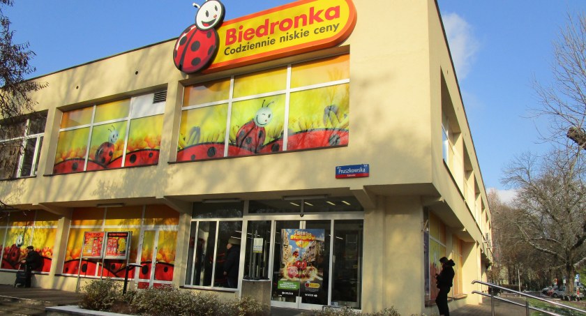 Biedronka na Pruszkowskiej - pomagać czy nie pomagać? 