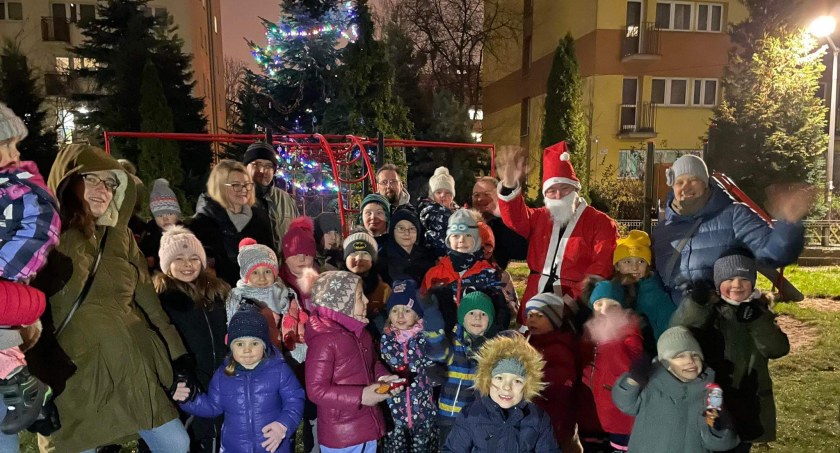 Choinka przy Mołdawskiej już rozbłysła