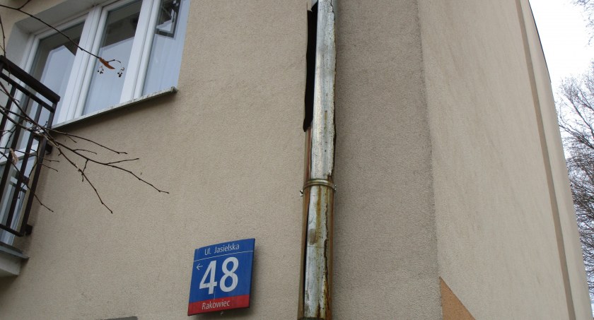 Czyżby to wiatr tak porwał rurę spustową? 