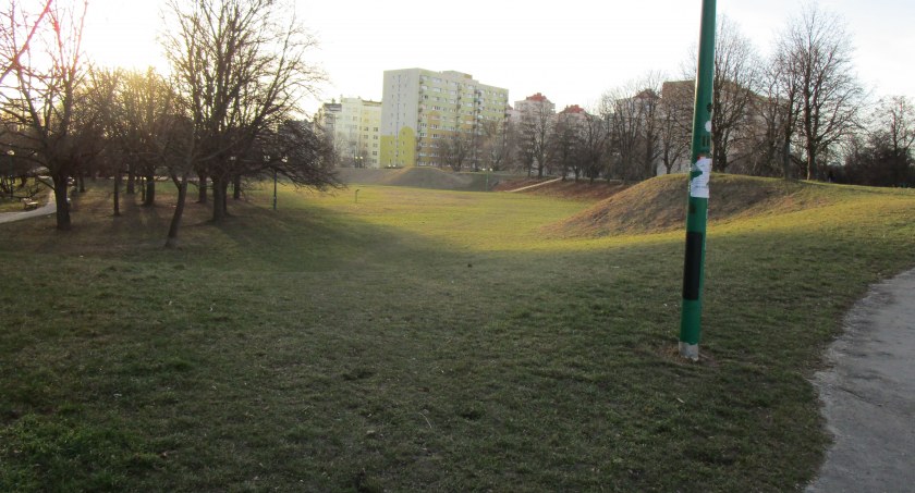 Park Korotyńskiego po zimie 