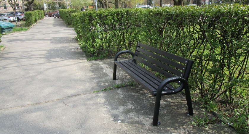 Skwerek przy Dickensa dziękuje za ławki