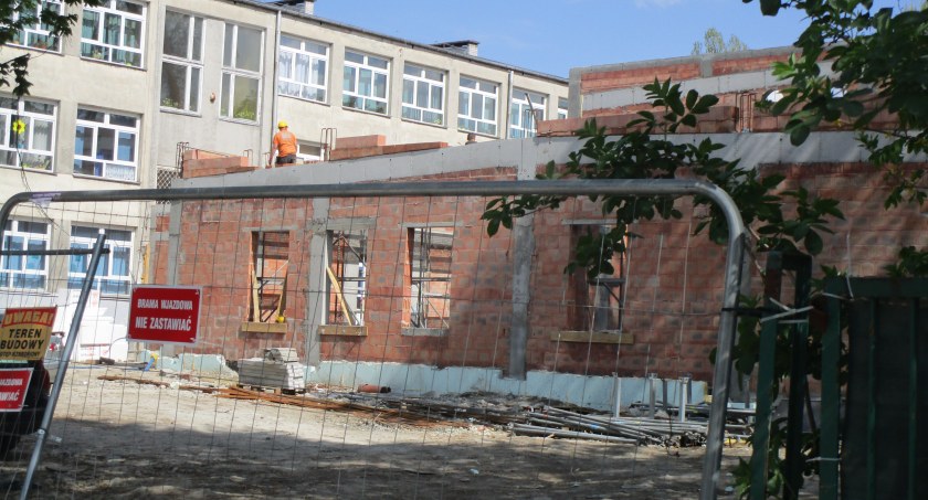 Szkoła 264 nawet w soboty się rozbudowuje