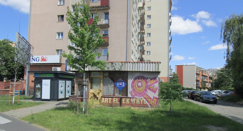 Takie miejsce i taki budynek się marnuje