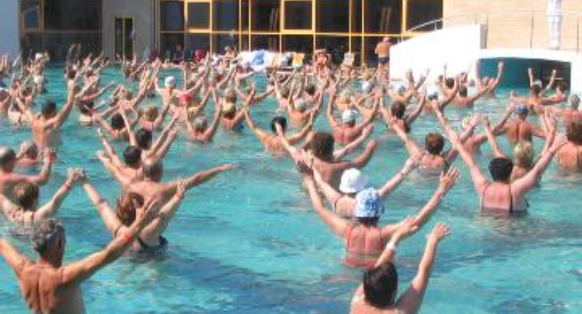 Aqua zumba na odkrytym basenie w Parku Szczęśliwickim