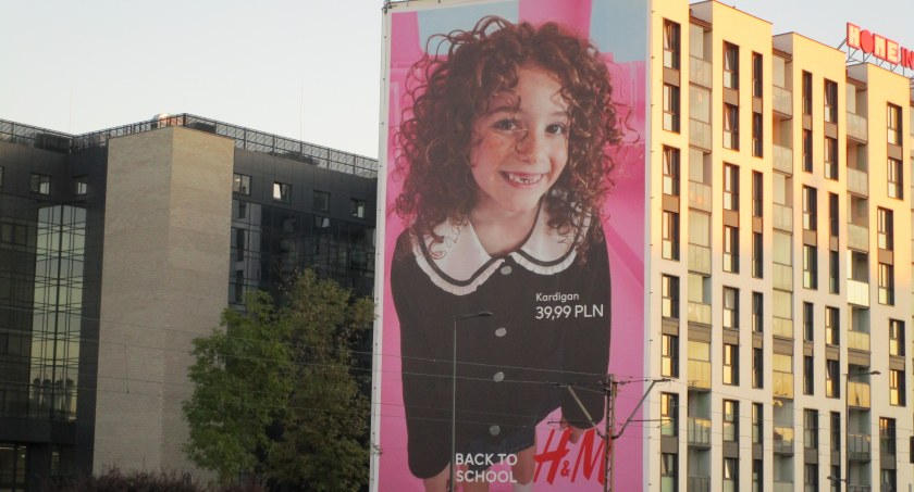 Już lepszy taki bilbord niż pseudo nowoczesny mural