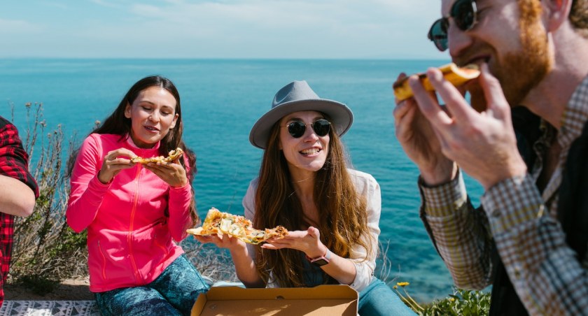 Pizza w podróży – co zrobić, by zachowała swój smak?