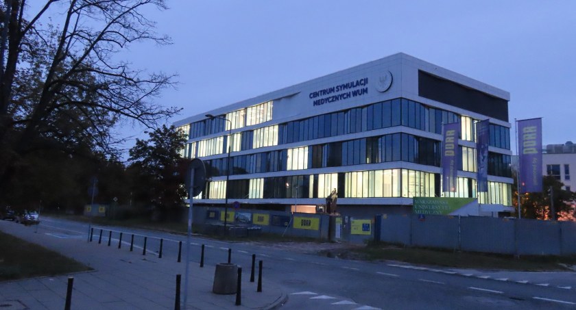 Czyżby Centrum Symulacji Medycznej łapało opóźnienie?