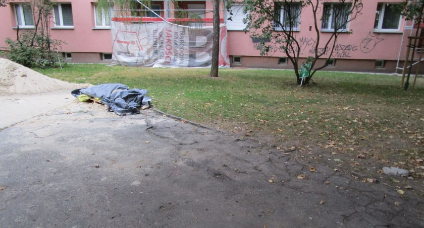 Majewskiego 24 - gdzie się podziała ławka?