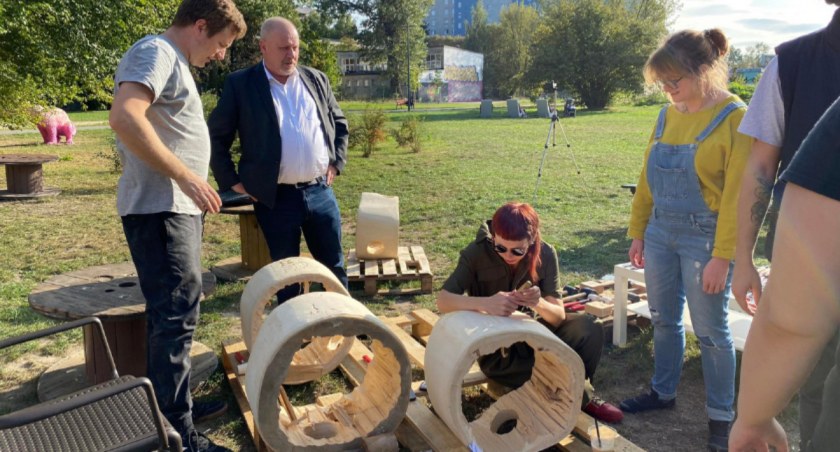 Ochota rzeźbi w drewnie domek dla ptaków
