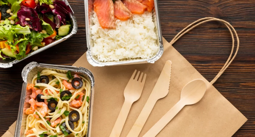 Catering dietetyczny w Warszawie z dostawą do domu czy odbiorem osobistym? Które rozwiązanie jest korzystniejsze?