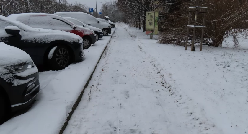 Chodnik jak za komuny