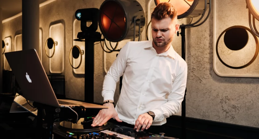 Jak stworzyć idealną listę utworów na wesele – inspiracje od DJ-a