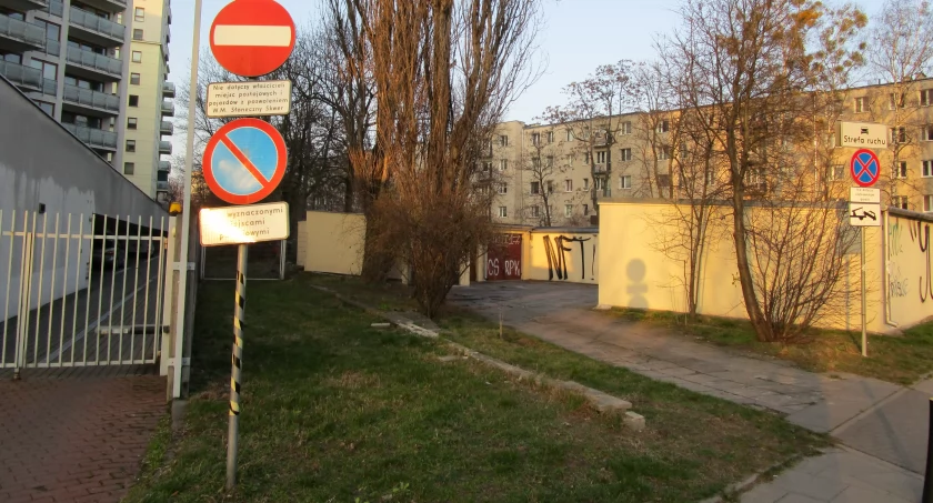 Garaże przy Korotyńskiego 24C i D czekają cierpliwie
