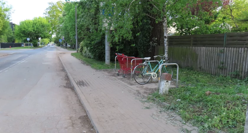 Kolejne miejsce gdzie stojaki stoją po to by w urzędzie sie cieszyli