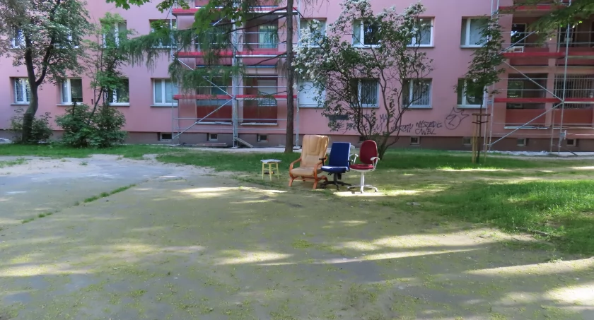 Przydałoby się więcej ławek na podwórkach