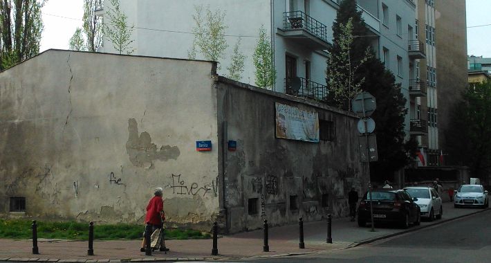 Na Kaliskiej drzewa rosną na dachach...