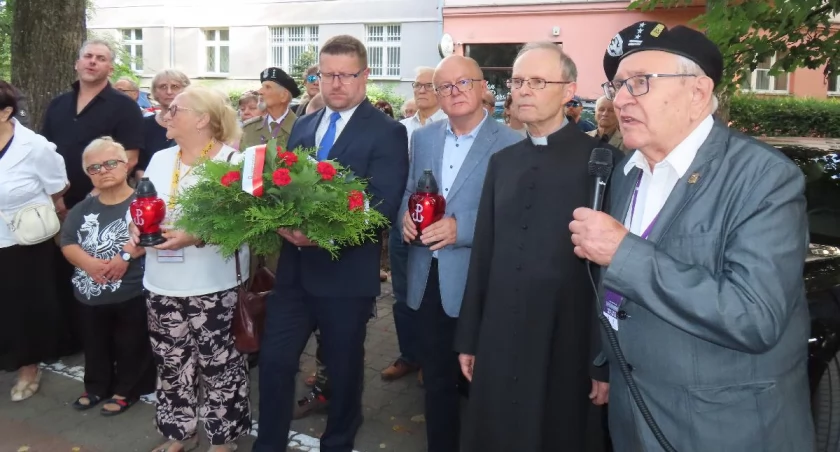  Uroczyste uczczenie zakończenia walk powstańczych na Ochocie. 
