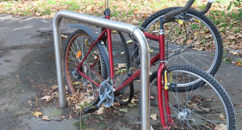 Stojaki rowerowe stają się magazynami złomu