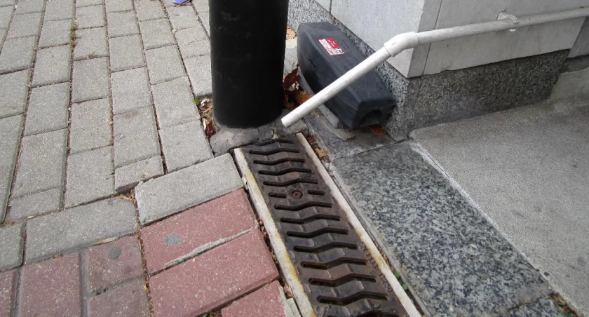 Białobrzeska 15 studzienka poprawiona i chodnik też, ale....
