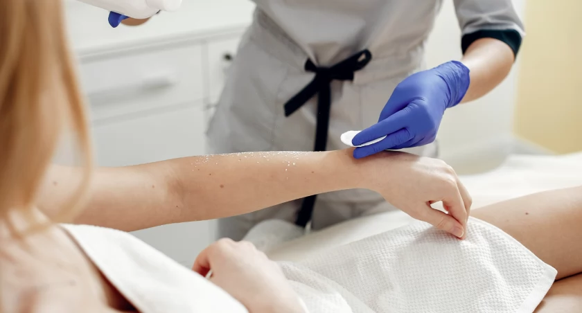 Dermatolog Warszawa – jakie badania skórne można wykonać na miejscu?