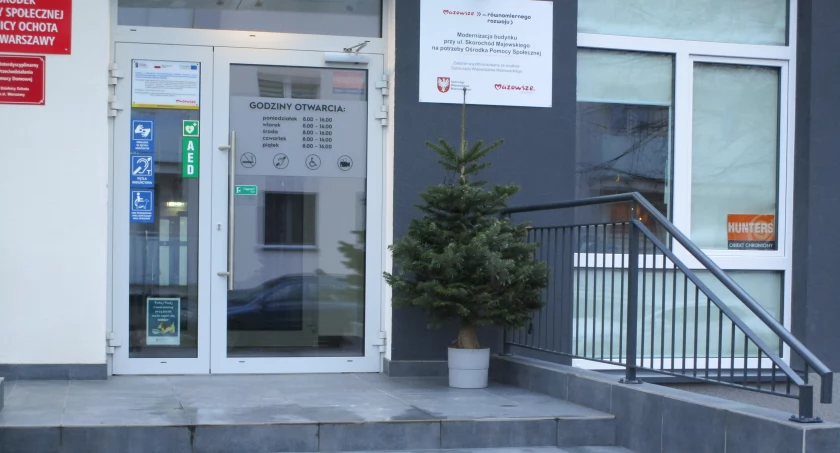 Pojawiająca się i znikająca choinka w OPS na Majewskiego