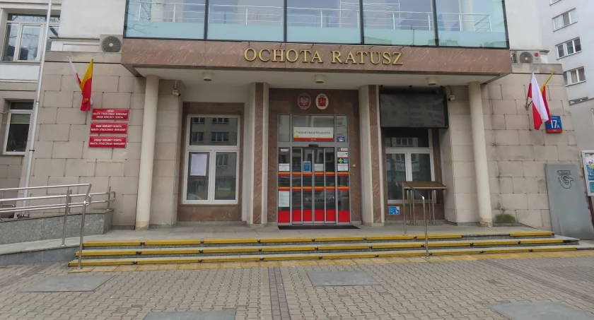 Chyba pora na konserwacje tablic przed urzędem?