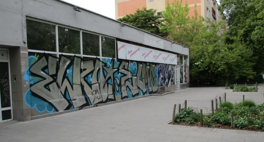 Grójecka 126 popada w ruinę