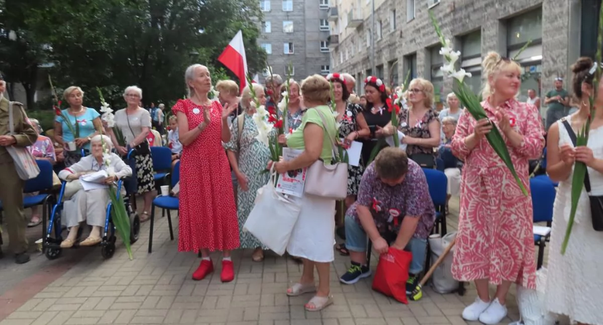 Ochota śpiewa powstańcze piosenki