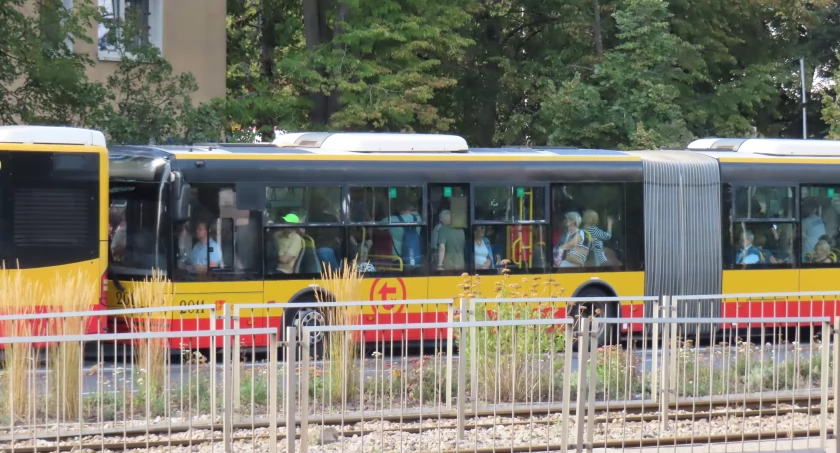 „Z drogi śledzie” przepełniony autobus jedzie