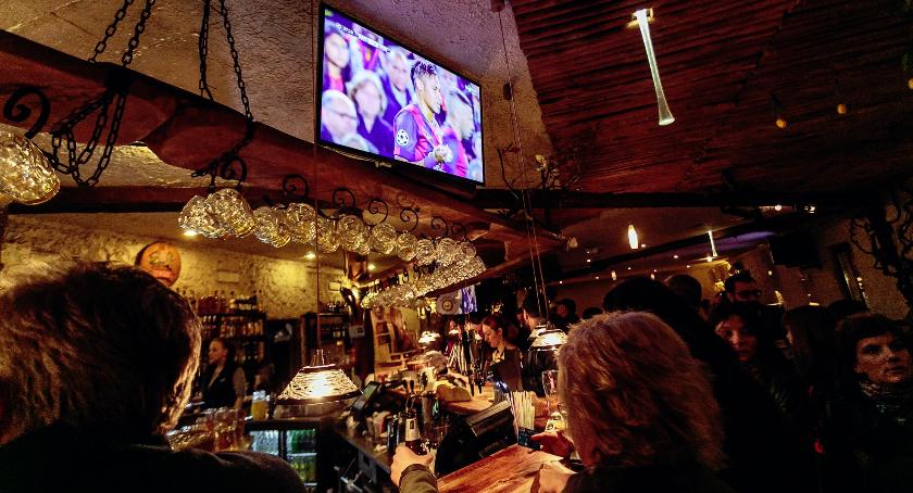 Pub Lolek - Finał ze zbiórka na uchodźców w tle