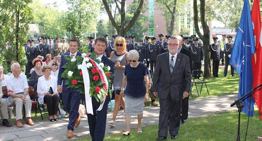 Baczność! Stój! Repetuj broń . . . 