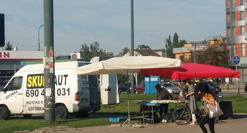 Z marchewką po chodniku 