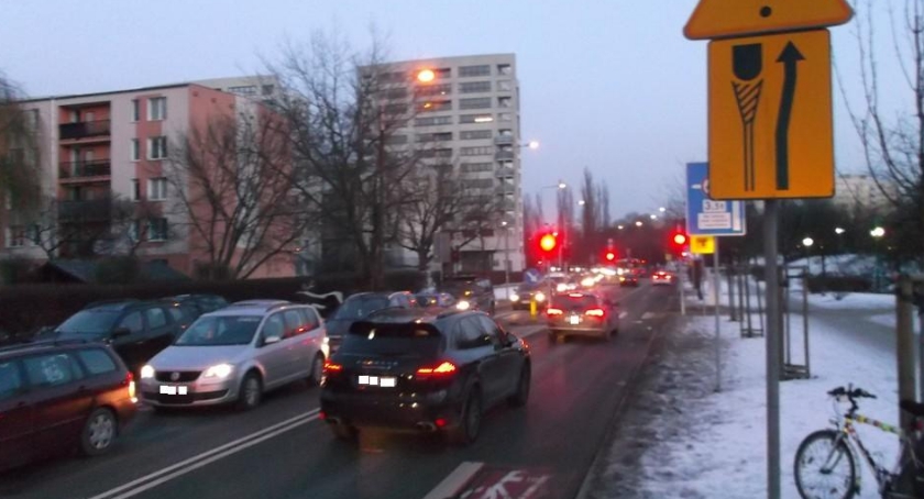 Masa nie jeździ ,a korki dalej są . 