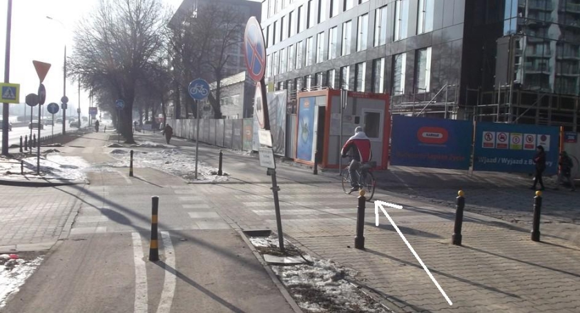 Czy ten znak musi tak stać ? 