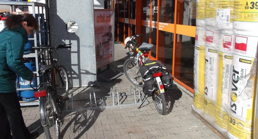 Pojawiające się i znikające stojaki rowerowe. 