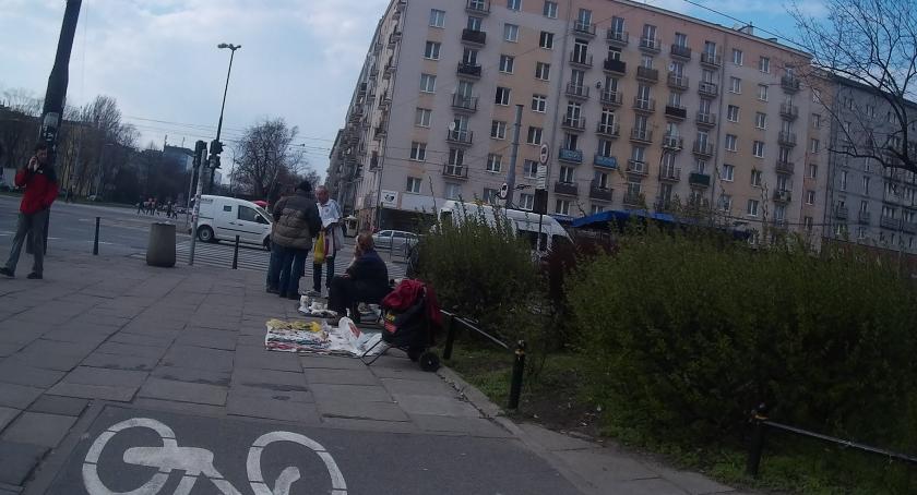 Co gorsze? Słup ,czy stragan?