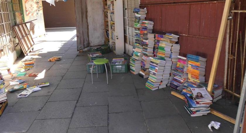 Wiedza i poezja na bruku.