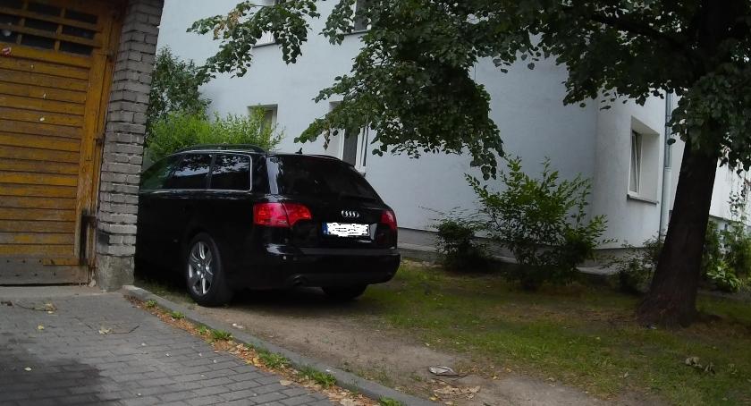 Parkowanie przy ulicy Majewskiego. 