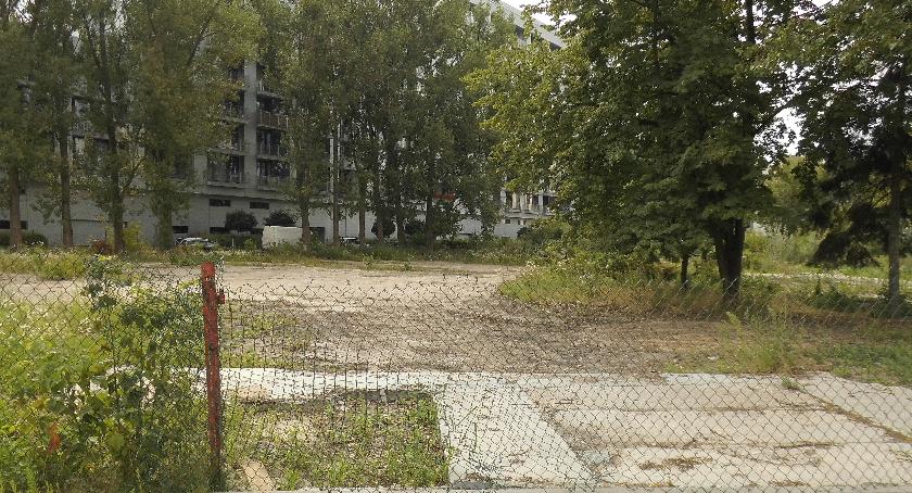 Czy w środku „ekskluzywnej” ulicy,  można pozwolić sobie na nieużytki?