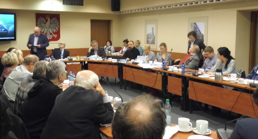 Nie likwidują słupków, będą tworzyli miejsca postojowe 
