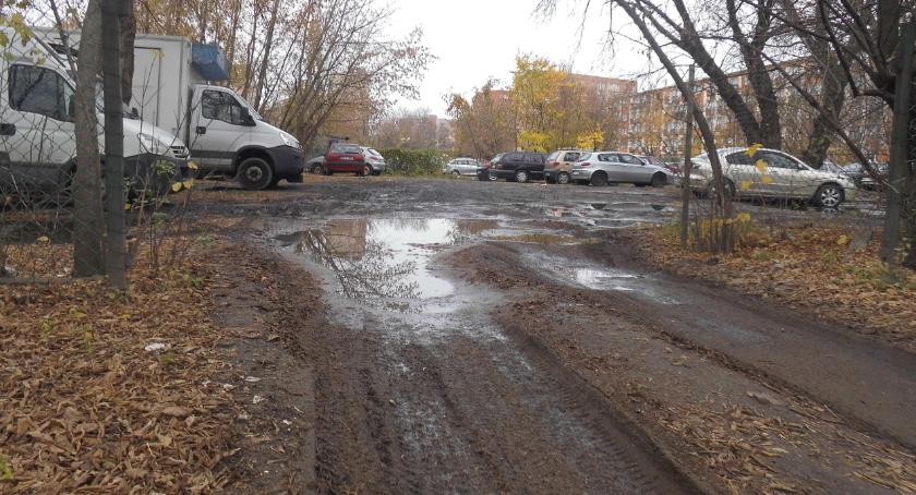 A może zamiast błota jakiś skromny parking?