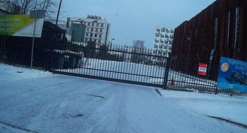 Na Trojdena parkingi świecą pustkami a ulica zawalona.