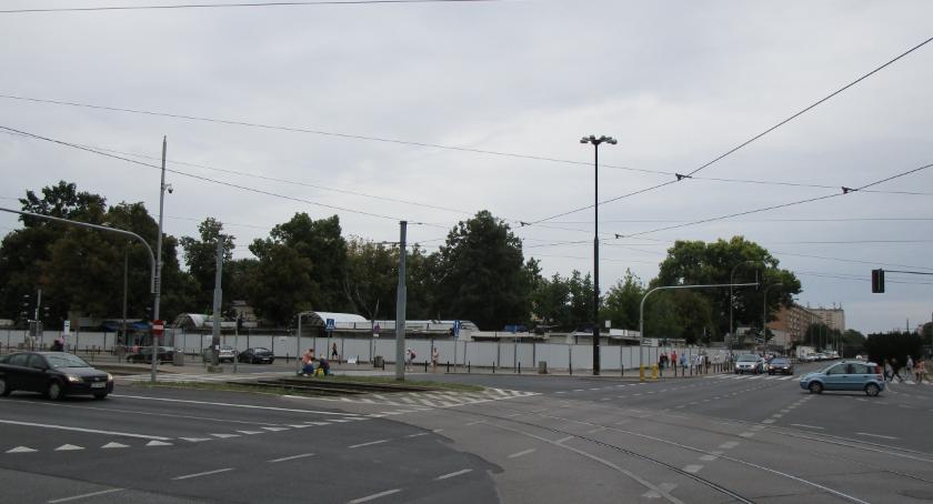 Ostatnie spojrzenie na zieleń 102 letniego Bazarku Banacha. 