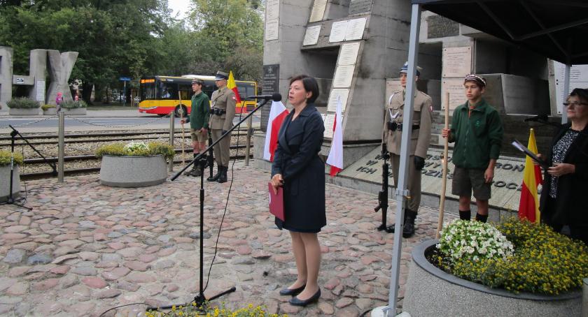 Zdążyli zabrać rusztowania na rocznicę Barykady Września. 