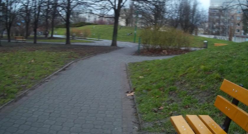 Park Korotyńskiego po wymianie ławek