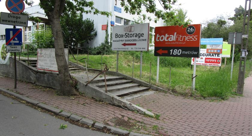 Aleja Bohaterów Września 7 straszy przechodniów