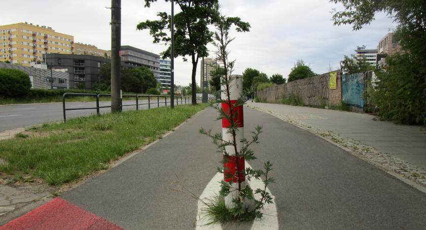 Ochockie drogi rowerowe - zasłupkowane jak w całym mieście  