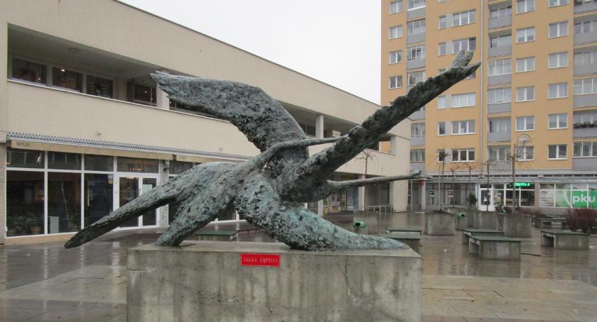 Plac Pod Skrzydłami  zmierza ku samo degradacji.