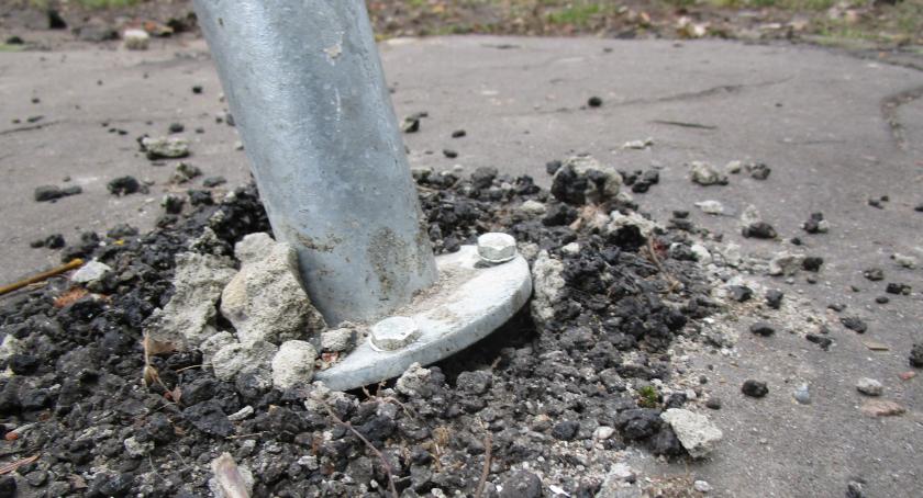 Stojaki rowerowe jak po paradontozie 