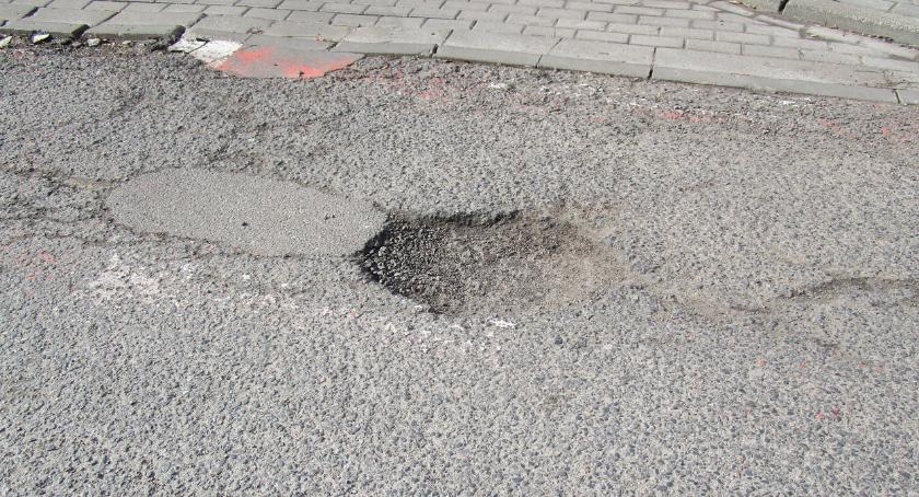 Skorochód Majewskiego, jak co roku prosi o łaty na łatach. 
